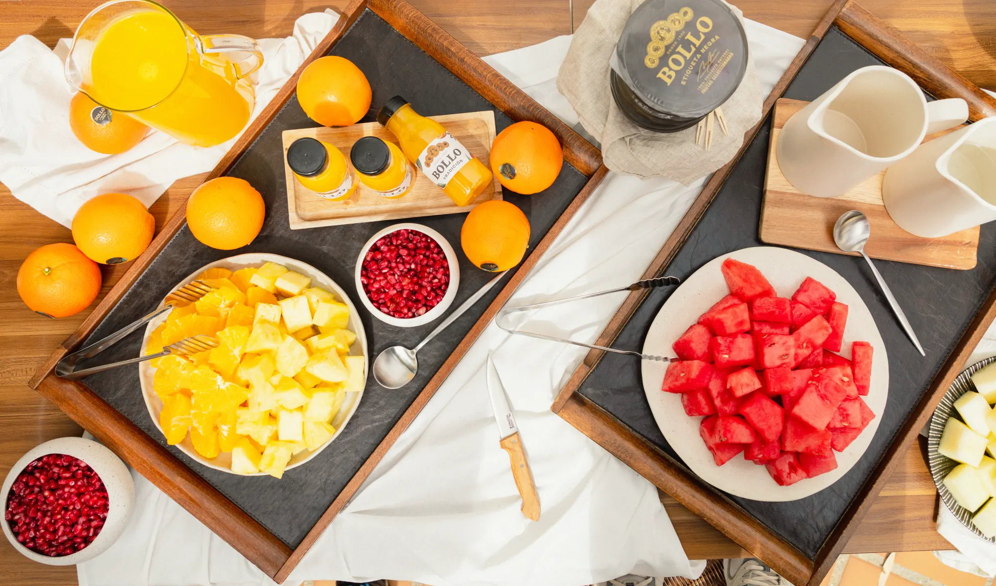 Bandejas con piña, sandía, melón y granada cortados Bollo